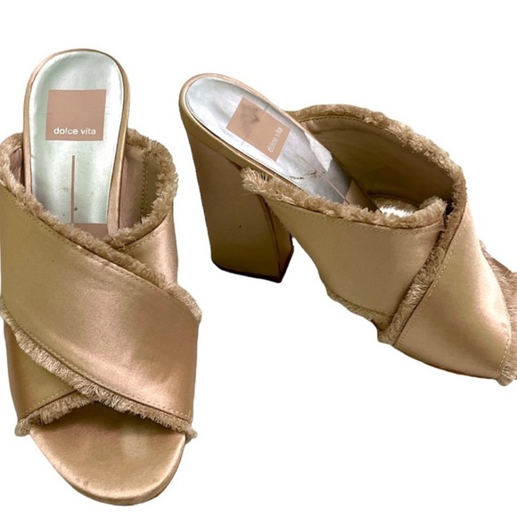 Beautiful casual shoes.  But I have gained weight and so have my feet.  Hahaha - Picture 1 of 4